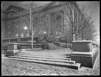 Yönäkymä portaiden koilliskulmaan New Yorkin julkisen kirjaston päähaaran ulkopuolella lumessa, 42nd Street ja Fifth Avenue, New York City, 6. maaliskuuta 1915 tekijältä William Davis Hassler