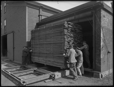 Arkkujen valmistukseen tarkoitetun puun poistaminen kuivausuunista, Oneida, New York, 3. huhtikuuta 1916 tekijältä William Davis Hassler