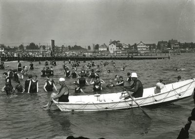 Soutuvene ja uimareita vedessä, Coney Island, n. 1910-21 tekijältä William Davis Hassler