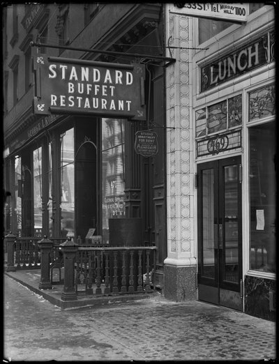 Kyltti Standard Buffet Restaurantille, Fourth Avenue E. 31st ja 32nd Streetin välillä, New York City, 6. helmikuuta 1917 tekijältä William Davis Hassler