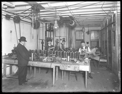 Kuudennen kerroksen työpaja, Geyser Electric Water Heater Company, 42 Hudson Street, New York City, 31. joulukuuta 1914 tekijältä William Davis Hassler