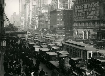 Times Square, täynnä autoja, busseja ja ihmisiä, noin 1917 tekijältä William Davis Hassler