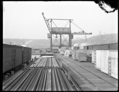 Matkustava suorakuormaaja West Shore Rail Roadilla, Weehawken, New Jersey, 1912 tekijältä William Davis Hassler