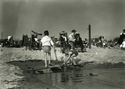 Kaksi lasta leikkii puujätteillä matalikossa, Coney Island, n. 1910-21 tekijältä William Davis Hassler