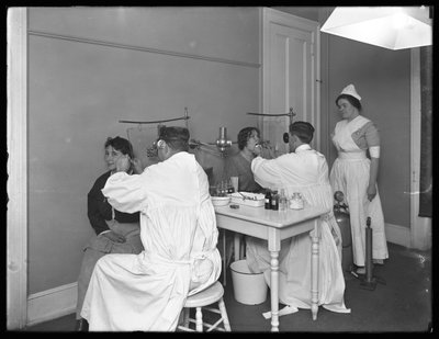 Kaksi tutkittavaa potilasta, tutkimushuone nro 1, Setonin sairaala, Spuyten Duyvil, Bronx, 30. lokakuuta 1914 tekijältä William Davis Hassler