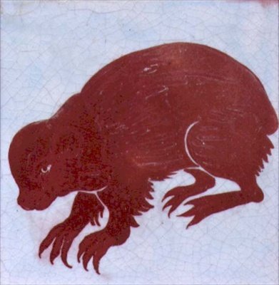 Piikkisika (punainen kiilto keramiikkalaatalla) tekijältä William de Morgan