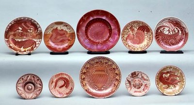 Valikoima Red Luster Ware -tuotteita tekijältä William de Morgan