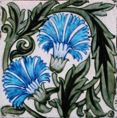 Kukkakuvioitu laatta (keraaminen) tekijältä William de Morgan