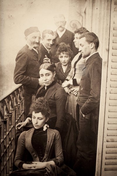 Claudelin perhe, Jessie Lipscomb, Ferdinand de Massary ja hänen isänsä 31 boulevard de Port Royalin asunnon parvekkeella. (Edessä: Louise (s. 1866), hänen takanaan, Madame Claudel (s. Louise Athanaise Brains vuonna 1840) ja Camille (1864- tekijältä William Elborne