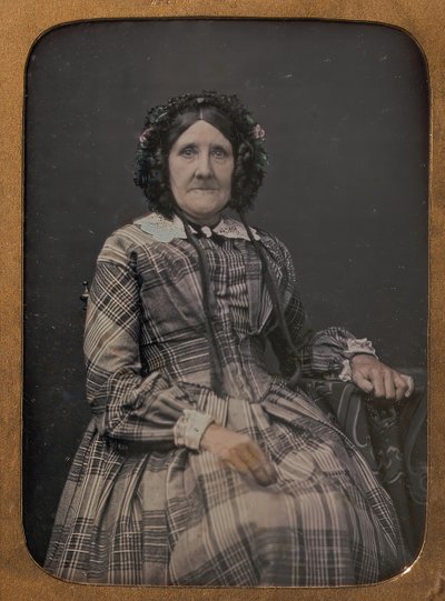 Istuva iäkäs nainen, jolla on ruudullinen mekko ja huppu, 1854-60. tekijältä William Hardy Kent