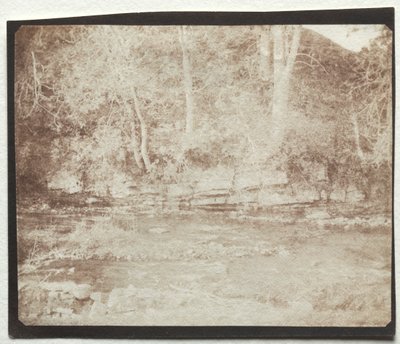 Vuoristojoki, joka virtaa Dounen linnan juurella tekijältä William Henry Fox Talbot
