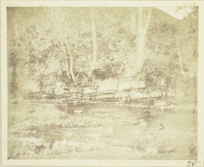 Vuoristojoki, joka virtaa Dounen linnan juurella tekijältä William Henry Fox Talbot