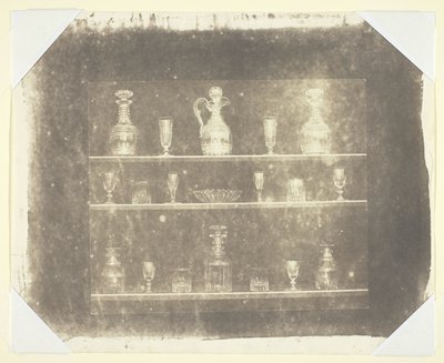 Lasiesineet kolmella hyllyllä tekijältä William Henry Fox Talbot