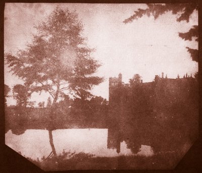 Lacock Abbey heijastuksessa, n. 1840 (suolapaperiprintti kalotyyppinegatiivista) tekijältä William Henry Fox Talbot
