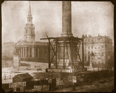 Nelsonin pylväs rakenteilla, n. 1841 (suolapaperiprintti kalotyyppinegatiivista) tekijältä William Henry Fox Talbot
