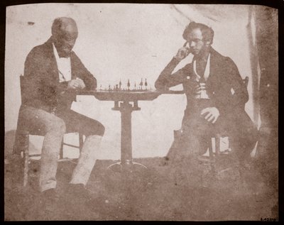 Nicolaas Henneman pohtii siirtoaan shakkipelissä, syyskuussa 1841 (suolapaperiprintti kalotyyppinegatiivista) tekijältä William Henry Fox Talbot