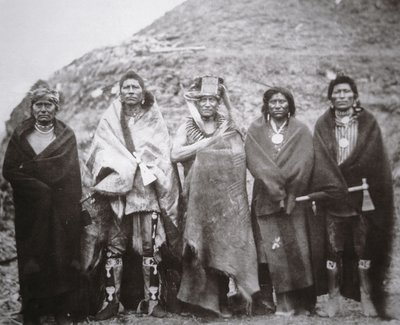 Pawnee-ihmisiä maan heimomajan edessä, n. 1869 (m/v kuva) tekijältä William Henry Jackson