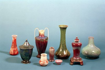Ryhmä fajanssimaljakoita ja -kulhoja, jotka on valmistettu Ruskin Potterysta, 1898-1935 (keramiikka) tekijältä William Howson Taylor