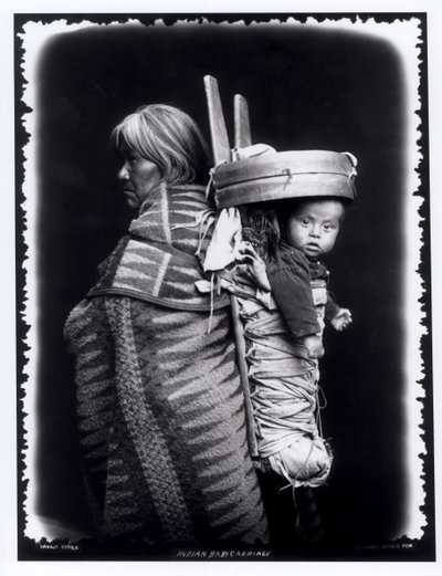 Navajo-nainen kantoi papoosea selässään, n. 1914 (bw kuva) tekijältä William Carpenter