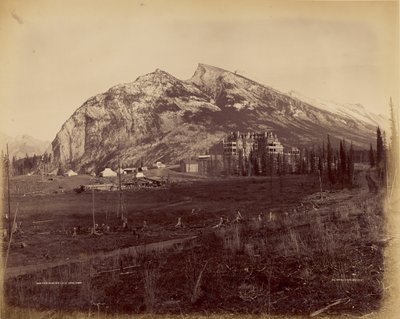 Twin Peaks ja C.P.R. Hotel, Banff tekijältä William McFarlane Notman