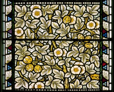 Kirkcaldy Old Kirk, Morris & Co., William Morris, Wild Roses & Hazelnuts, 1886 tekijältä William Morris