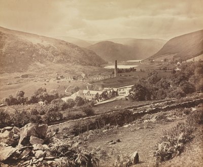 Glendaloughin laakso Wicklowin kreivikunnassa Irlannissa tekijältä William Russell Sedgfield