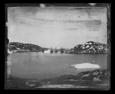 Näkymä lahden poikki kohti kapteeni Belcherin komennossa olevia Franklinin etsintäaluksia. tekijältä William Thomas Domville