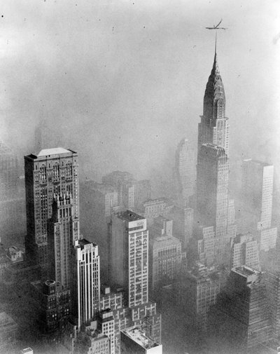 Savusumu peittää näkymän Chrysler Buildingiin Empire State Buildingista, New York Cityssä tekijältä William Van Alen