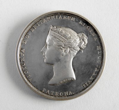 R.A. mitali myönnettiin George Framptonille 10.12.1884 parhaasta figuurimallista (metalli) tekijältä William Wyon