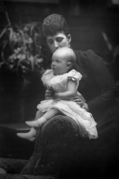 Prinsessa Louise 1867-1931 tyttärensä prinsessa Alexandran kanssa 1891-1959, 1893. tekijältä William and Daniel Downey