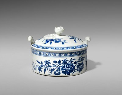 Butter Tub, c. 1770-1783 (pehmeää posliinia siirtopainatuksella) tekijältä Worcester Porcelain Manufactory