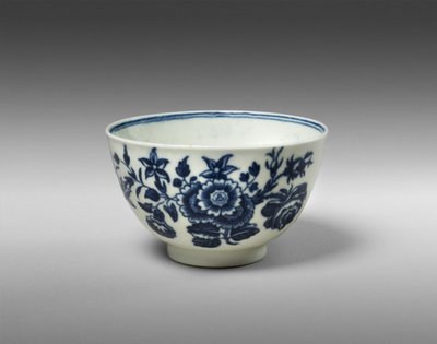 Teekulho, c. 1770-1783 (pehmeää posliinia siirtopainatuksella) tekijältä Worcester Porcelain Manufactory