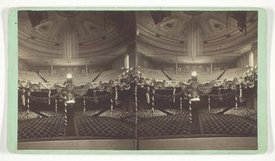 Nimetön [USA:n lipuilla koristeltu auditorio], 1800-luvun loppu. tekijältä Wright and Hartwell