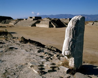 Näkymä monumenteille I, H, G tekijältä Zapotec Zapotec