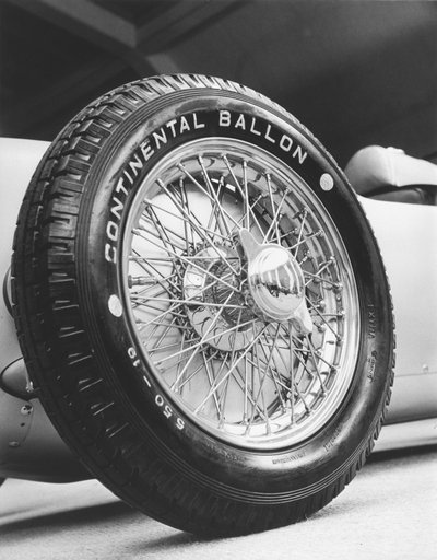 Auto-Union 1911 kilpa-auton etupyörä, noin 1934-1935. tekijältä Zoltan Glass