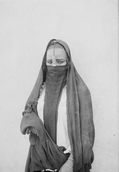 Hunnutettu nainen, Kairo, n. 1910 (valkovalkoinen kuva) tekijältä . .