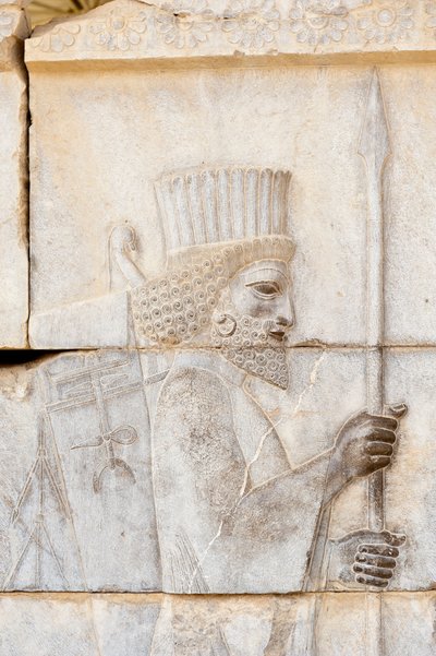 Achaemenidin muinainen reliefi; persialainen lance; Kuolemattoman vartijan sotilas Apadanan palatsissa; arkeologinen kohde; muinainen persialainen kaupunki Persepolis; Unescon maailmanperintökohde; Farsin maakunta; Iran; Aasia tekijältä Frederick (attr. to) Barnard