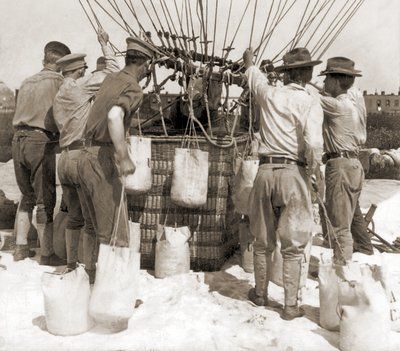 Hiekkasäkkien kiinnittäminen ilmapallon koriin, Fort Myer, USA tekijältä Hippolyte Lalaise Devéria
