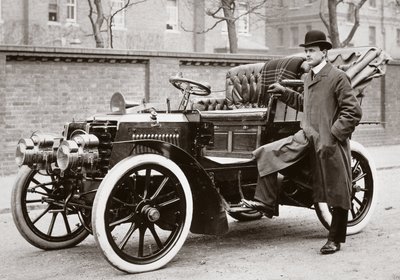 C S Rolls seisoo 20 hv Panhard-auton rinnalla tekijältä Ferdinand Georg Waldmuller