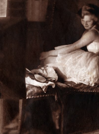 Klassinen tanssija pukeutuu majassaan. 1929 (painettu) tekijältä . .