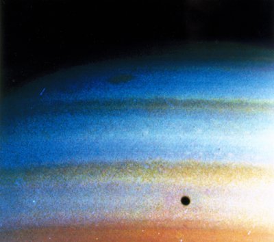 Pilvikuviot Saturnuksella, valokuvannut Voyager 1 tekijältä Frederick (attr. to) Barnard