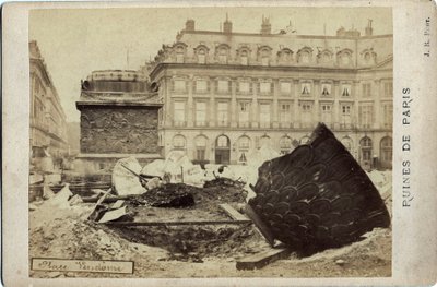 Pariisin kunta (1871): Place Vendomen rauniot Pariisissa. Valokuvaus 1871. Mitat 16,5x10,8 cm tekijältä Frederick (attr. to) Barnard