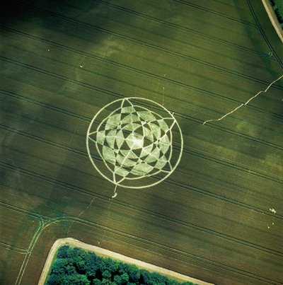 Viljaympyrä vehnäpellolla, Avebury Henge, Wiltshire, 22. kesäkuuta 2002 (ilmakuva) tekijältä Ferdinand Georg Waldmuller