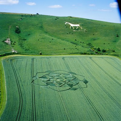 Viljaympyrä vehnäpellolla, Milk Hill, Alton Priors, Vale of Pewsey, Wiltshire tekijältä Ferdinand Georg Waldmuller
