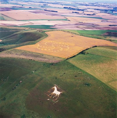 Viljaympyrä vehnäpellolla, Milk Hill, Alton Priors, Vale of Pewsey, Wiltshire tekijältä Ferdinand Georg Waldmuller