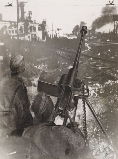 Toinen maailmansota (1939-1945): kaksi venäläistä panssarintorjunta-ampujaa puolusti tehdasta lähellä rautatietä Stalingradin (Venäjä) taistelun aikana vuonna 1942 tekijältä Frederick (attr. to) Barnard