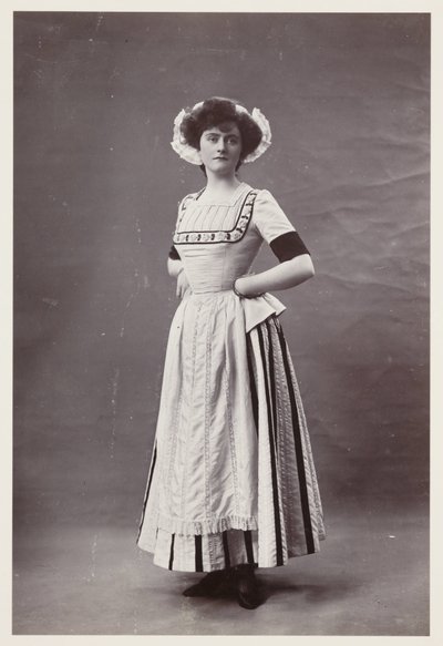 Edwardian muotokuva, nainen 1700-luvun mekossa tekijältä John Pardon