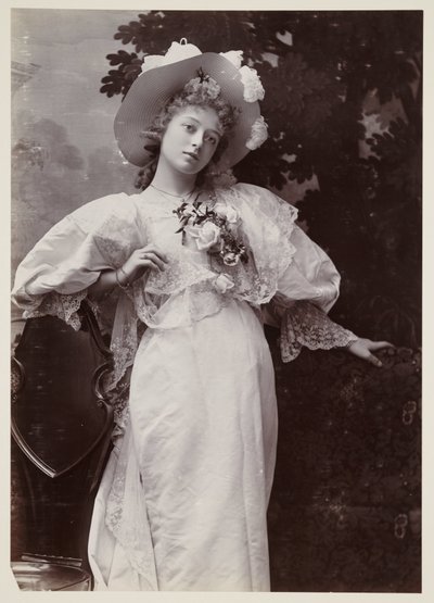 Edwardian muotokuva, nainen pitsimekossa tekijältä John Pardon