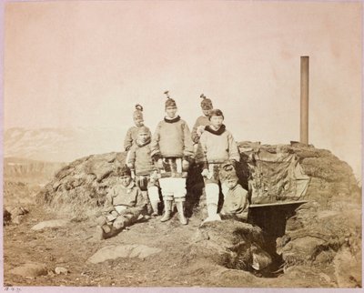 Kapteeni George Nares (1831-1915) Arktinen tutkimusretki (1875-1876): Alkuperäisnaisten ryhmä diskossa tekijältä Frederick (attr. to) Barnard