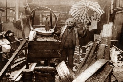 Fr Fremin, filosofi ja brocanten kirppujen omistaja Montmartressa. 1929 (painettu) tekijältä . .